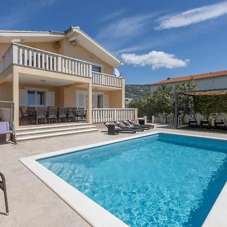 Iva Private Pool Villa *