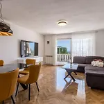 Iva Private Pool Vila Kaštel Novi